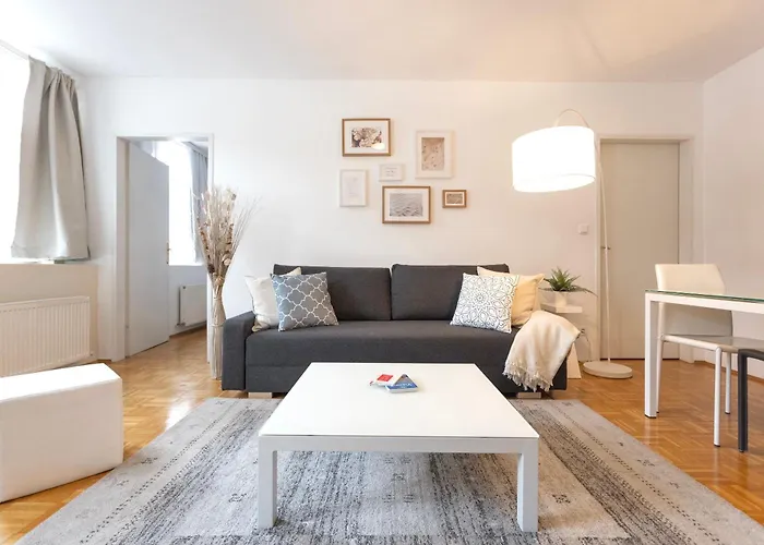 Market, Metro, City Center By Jr City Apartments