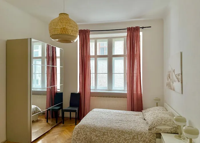 Spacious Stylish Apartment With Free Parking