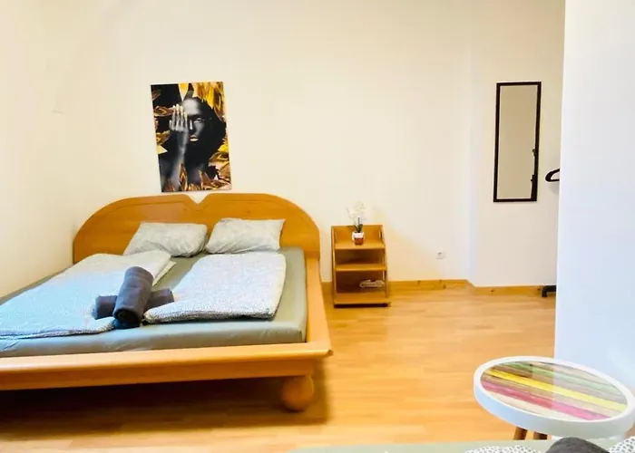 Simple Private Rooms In 3-Bedroom Apartment Near Train Station