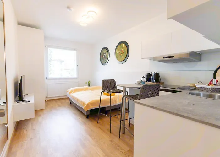 2Br Getaway W Balcony & Fast Wifi, Near Tram