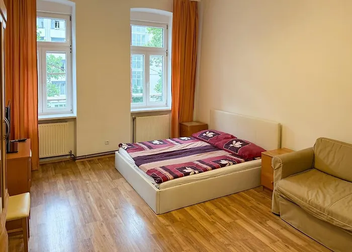 5 Guests Near Main Station