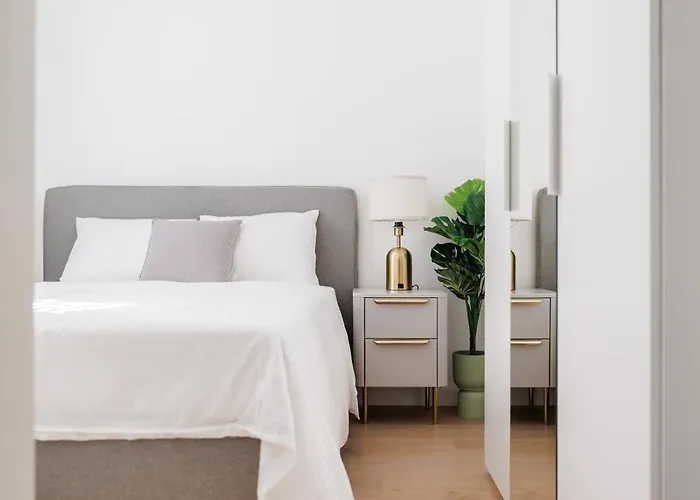 Stylish City Suite, Balcony, Augarten & Center