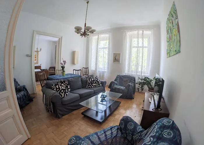 Grand, Central 2Br Apartment