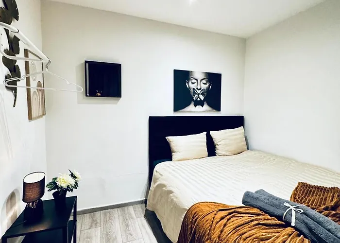 Private Rooms In Affordable 5-Bedroom Apartment