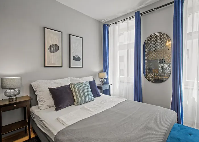 Perfect Location, 2 Min To Main Station, Long Term Stays