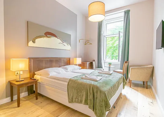 1 Aprt & 5 Stylish Hotel Rooms, Comfort & Convenience Combined