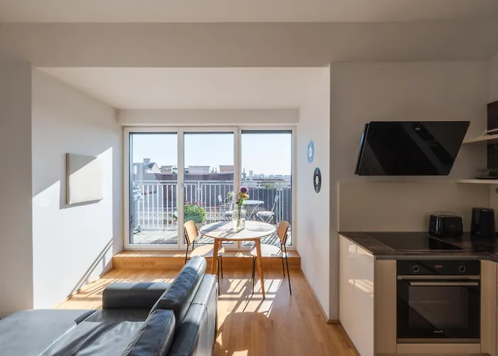 Modernes Dachgeschoss-Apartment Mit Balkon In Wien - Naehe Westbahnhof