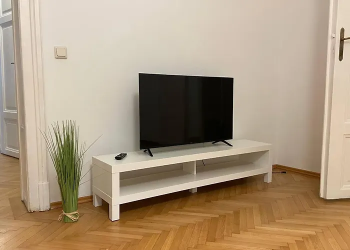 Sunny 3Br Central Apartment