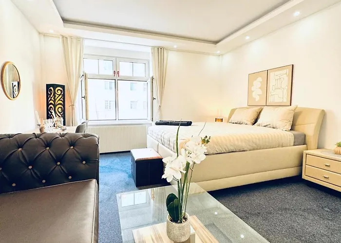 Private Rooms In Spacious 7-Bedroom Apartment, Prime Location