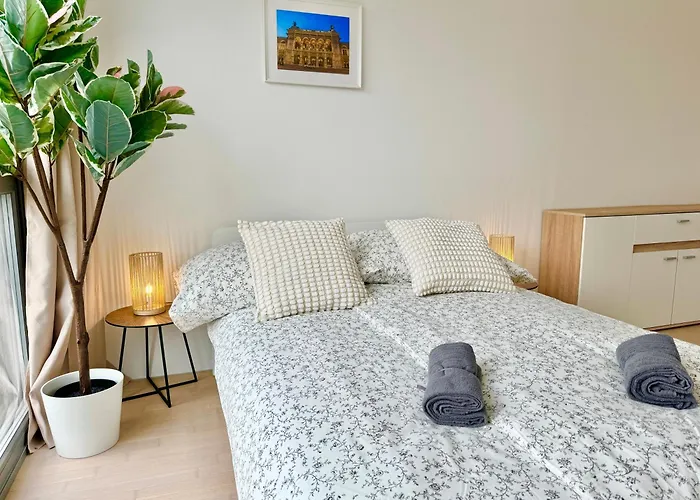 Modern Stylish Luxury Apartment With Parking