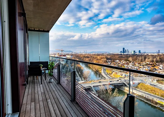 High Rise Balcony I Roof Top Pool I Close To Metro