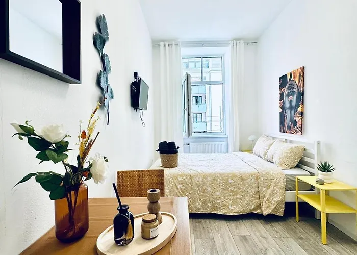 Vienna City Studio Near Tram & Metro Smart Tv