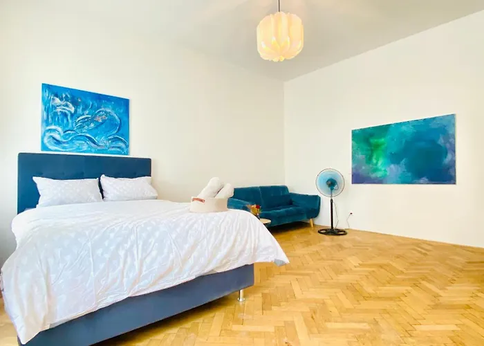 2-Bedroom Apartment, Sleeps Six, 4-Min Walk To Stadthalle