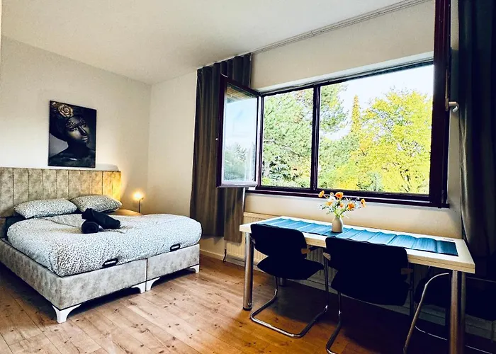 Central 8Br Apt, With Garden & Tarrace, Sleeps 17