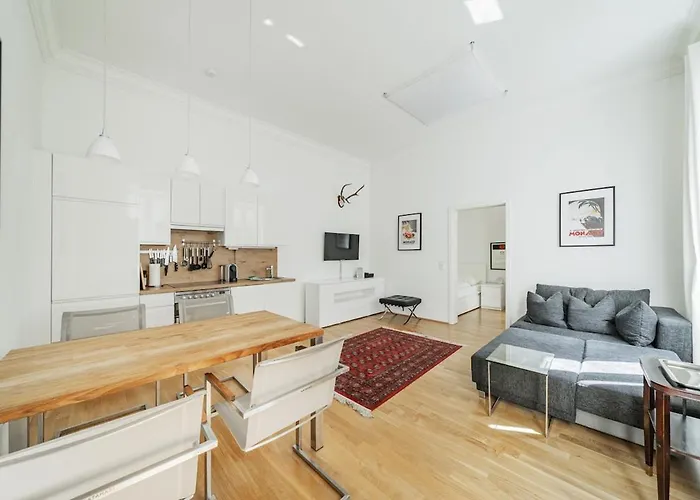 Bright And Central Apartment In Classy Area