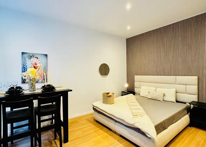 Comfy 1-Bedroom Apartment, 12 Minutes From Central Area