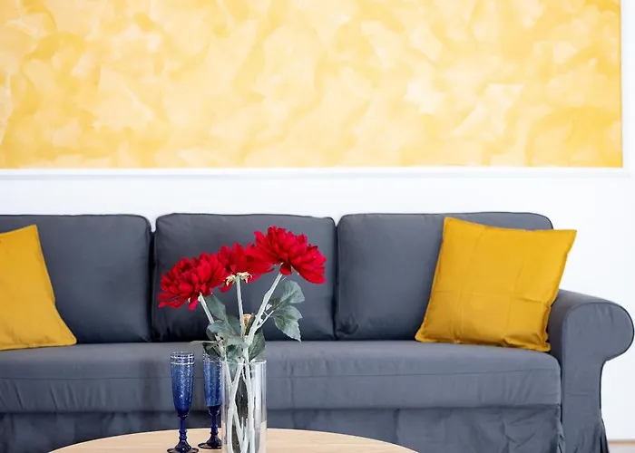 Stylish Central Apartment With Free Parking