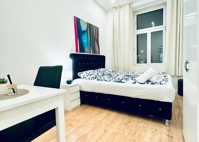 Elegant 5-Bedroom Residence Near Kaufpark Alterlaa