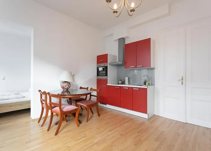 Bright Apartment In Hip & High Quality Neighborhood