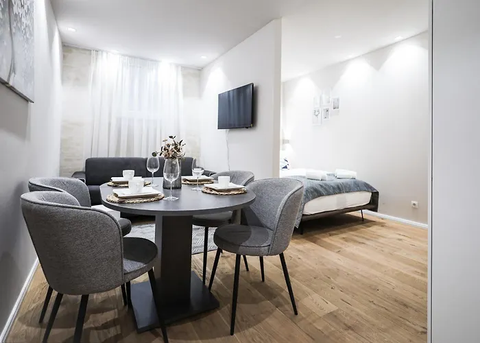2 Bdr - Apartment Saphire, Right Near Schoenbrunn Palace