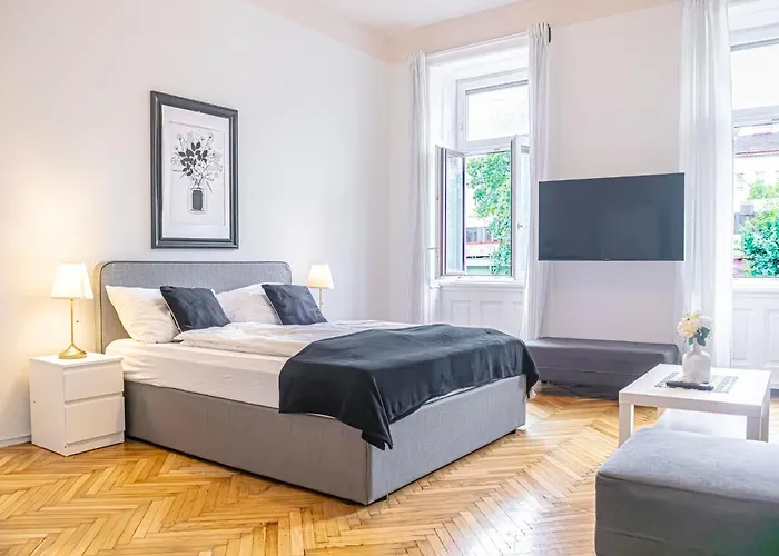 Prime Location Chic Apt, Near Akh Hospital