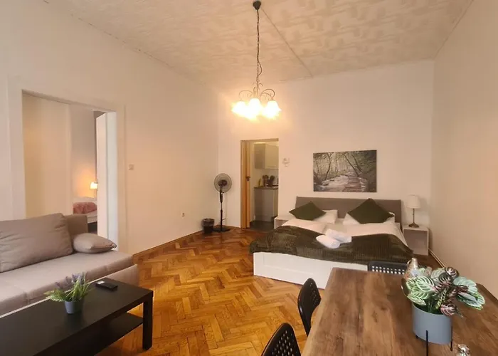 Stylish Multi Apt Perfect For Group Stays