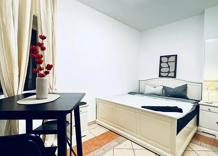 Elegant Garden Villa With Free Wifi Sleeps 25