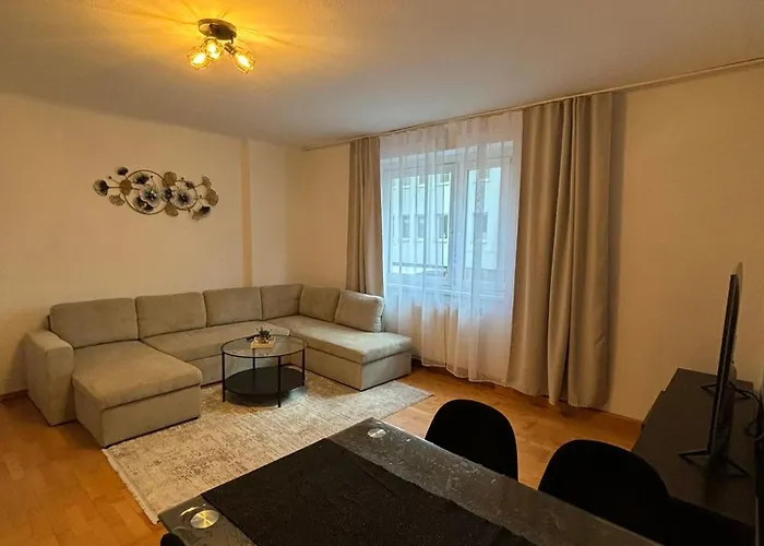 Cozy 2-Bedroom Retreat Near Subway And City Center