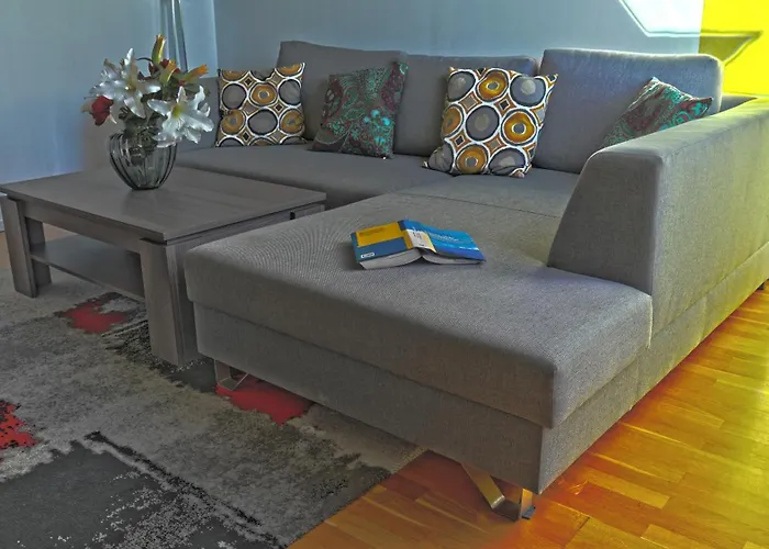Rooftop Apartment for 6, Air Conditioning, Rooftop Terrace, Metro U3