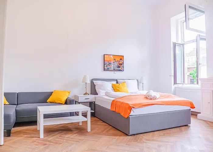 Cozy 2Br Apt With Tv & Netflix, Steps From Akh