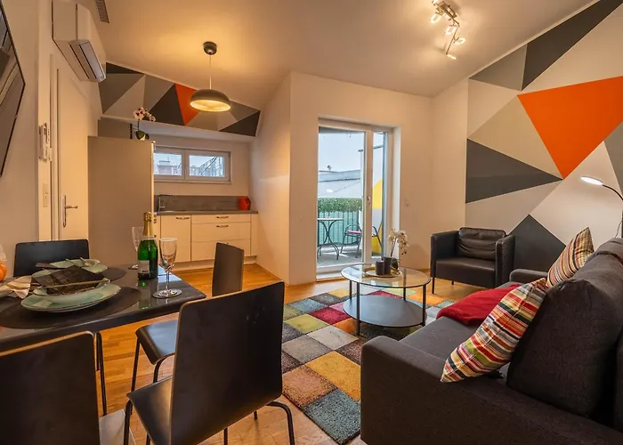 Balcony Apartment for 4 near Naschmarkt&U4 Metro