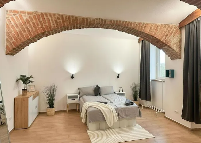 Cozy & Spacious Brick Basement Cityloft - 3 Beds For 4 Persons, Smart Projector - Central Location - 20 Min To City Center