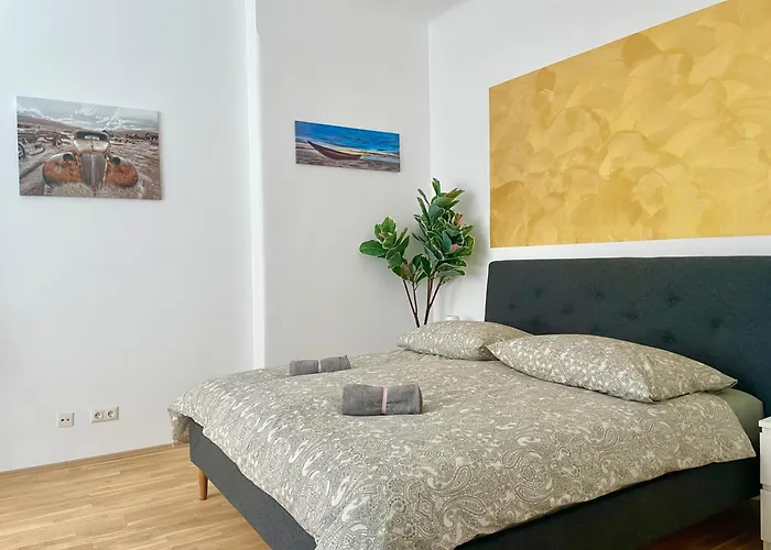 Sunny & Calm Long-Term Apartment With Free Parking