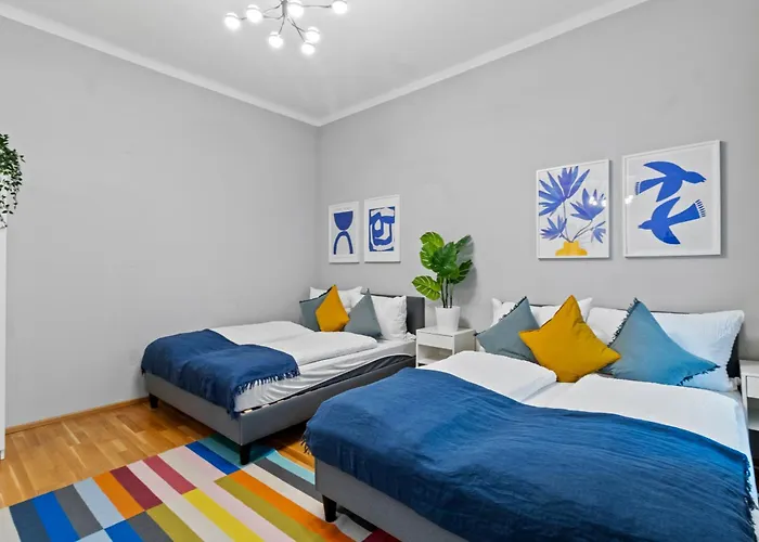 Huge 5Br Group Apartment - Sleeps 20 - Near U3
