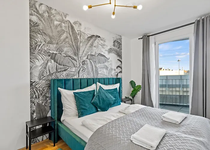 Modern Apartment Near Airport - Outdoor Space - Easy City Access