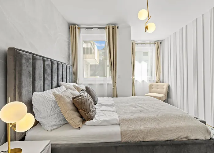 Spacious 3-Br - Balcony - Onsite Parking 19,90 Per Day