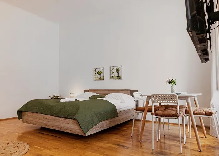 Comfy 2Br Apt, Perfect For Long Stays Near Rennweg