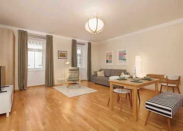 Crown Apartments! Cozy Modern Apartment Near Naschmarkt