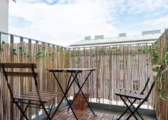 Luxury Modern Apartment With Balcony