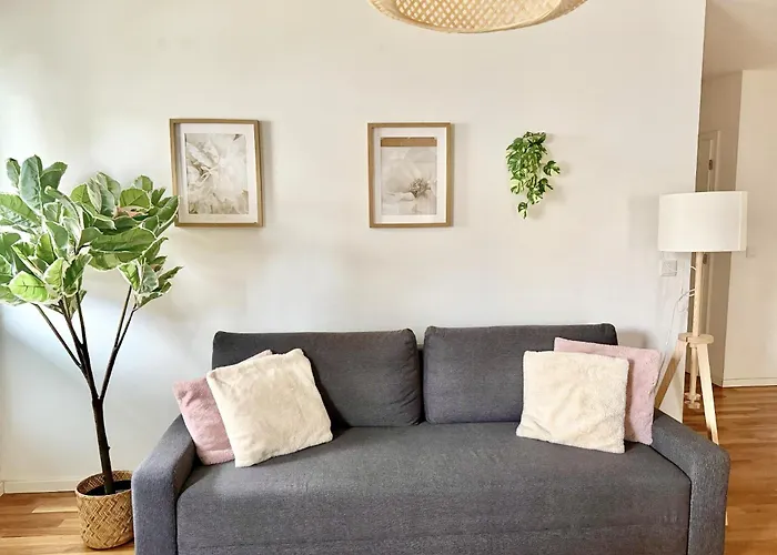 Modern 2-Bedroom Apartment With Free Parking