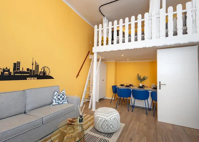 Family Apartment With Elevated King-Size Loft Bed L Walk To City Centre