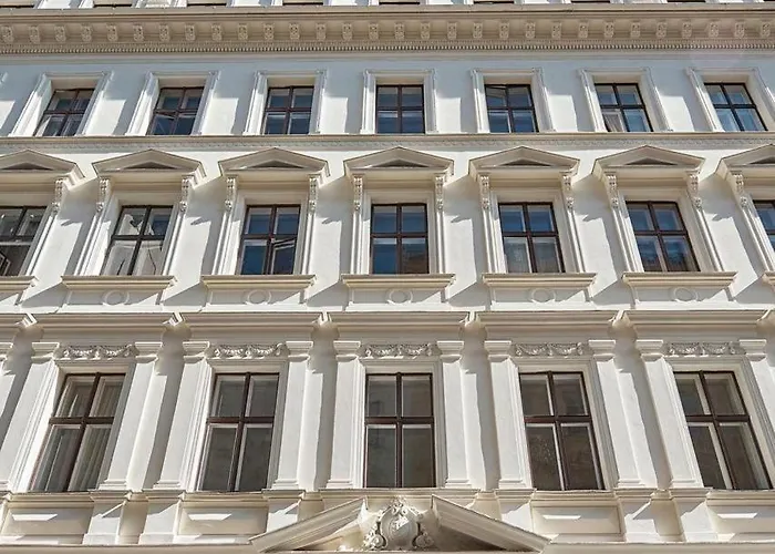 Chic Courtyard City Apartment In Prime Location