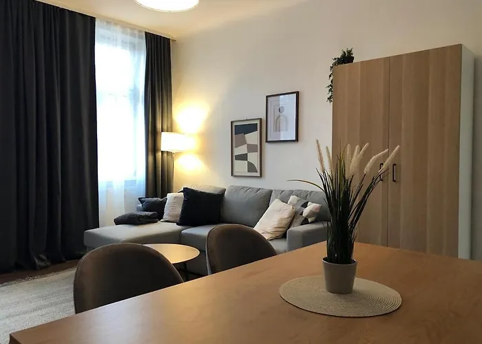 New Urban Chic With Free Parking Near Subway