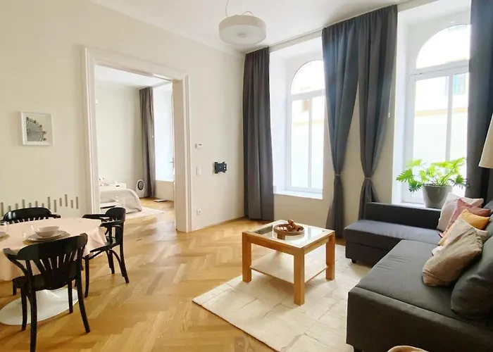 Bright Ground-Floor Apartment Near Main Station