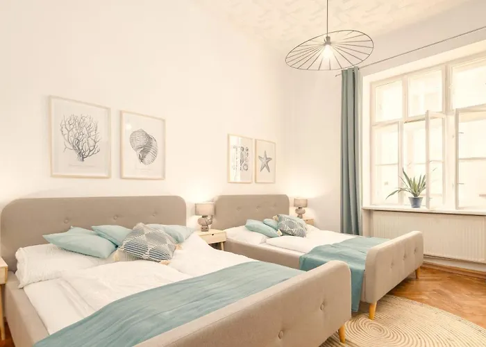 Near City Center - 3Min Walk To U4 Metro