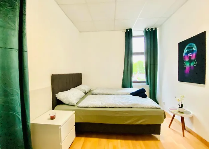 Cozy 3Br Apartment, 6 Minutes To The Train Station