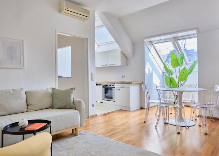 Bright Top-Floor Apartment Near Naschmarkt