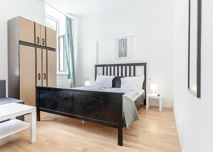Elegant Private Rooms Near Danube With Garden Access