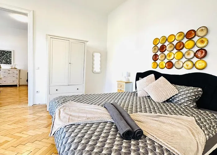 Comfortable 1Br & 1 Lr Apt, 7 Min Westbahnhof