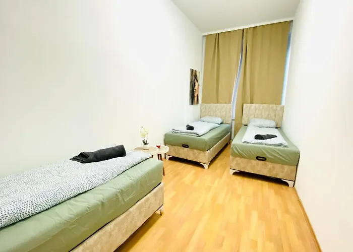 Private Rooms In Spacious 5-Bedroom Apartment Near Train Station